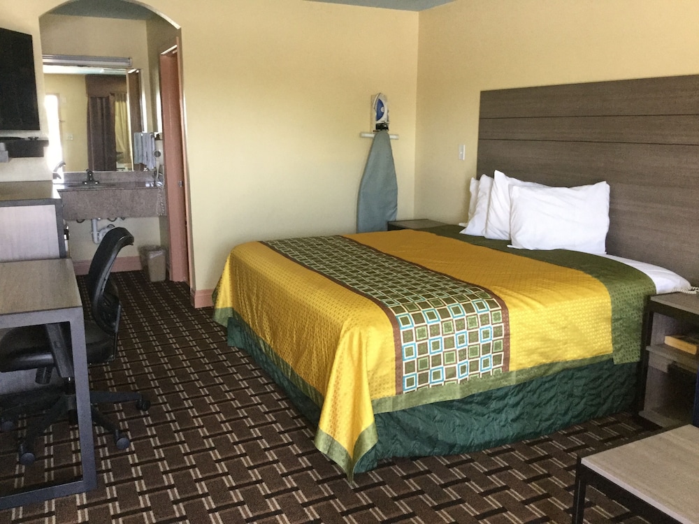 Luxury Inn and Suites Seaworld Lackland