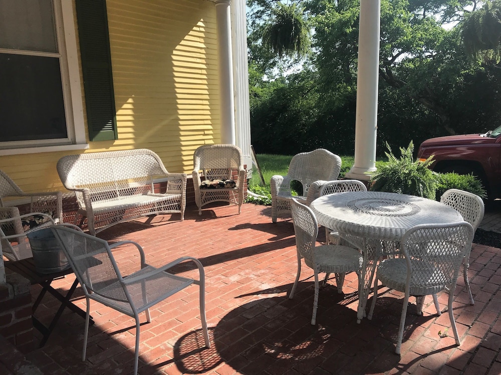 Six Acres Bed & Breakfast