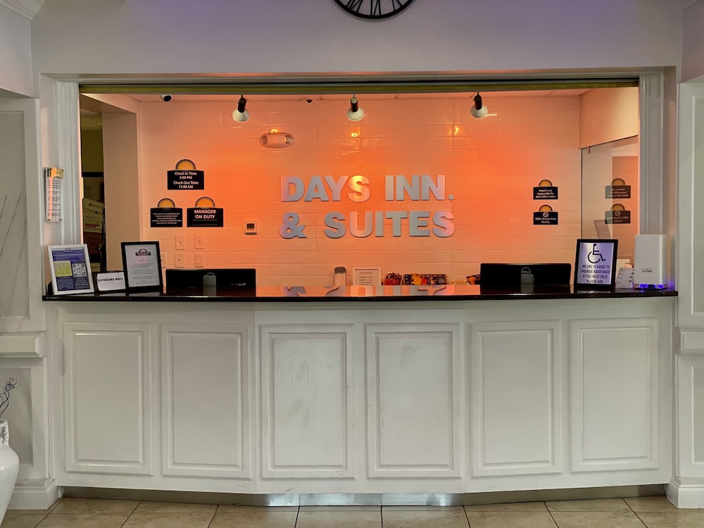 Days Inn & Suites by Wyndham Lakeland