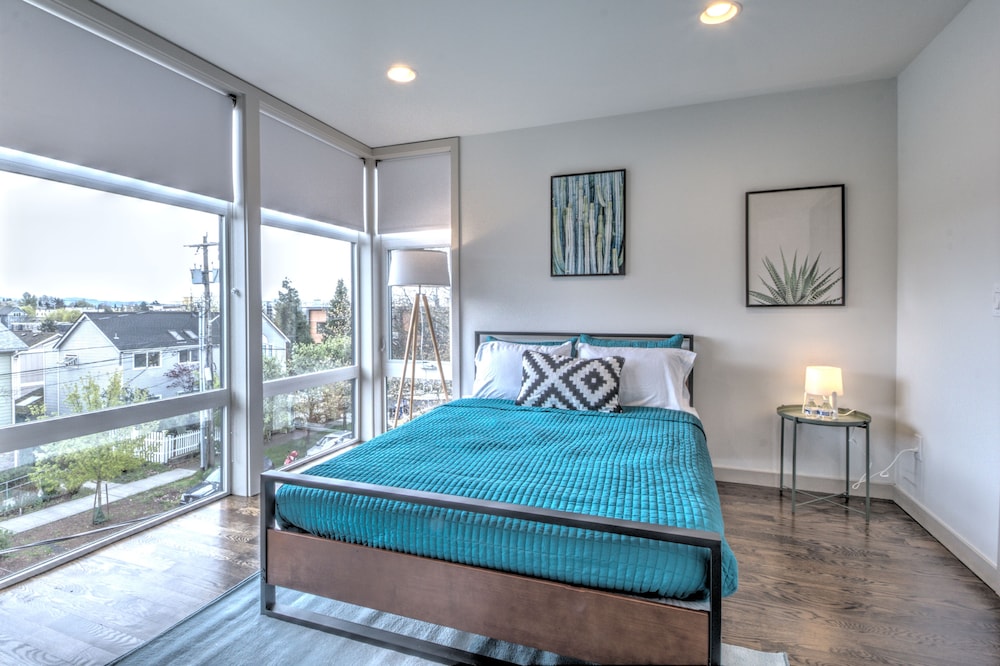 Central Modern Home with Rooftop — фото 4