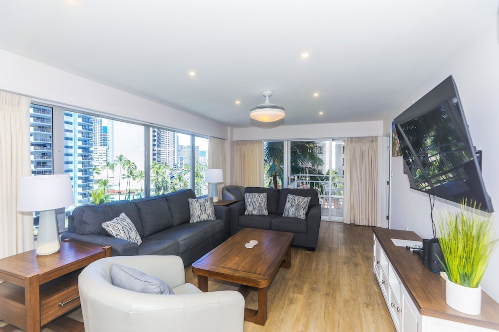 Fully Furnished Ilikai Tower 525 Condo With Free Wifi, Near Best Waikiki Beaches! by RedAwning