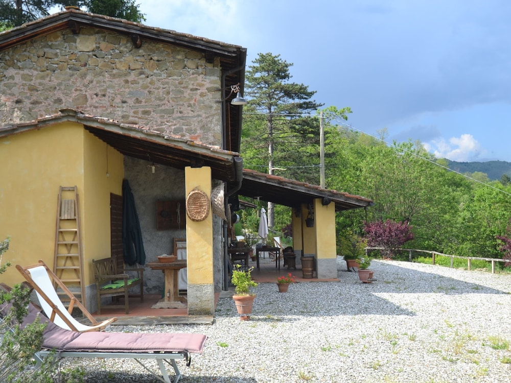 Vintage Cottage in Pescia with Hot Tub