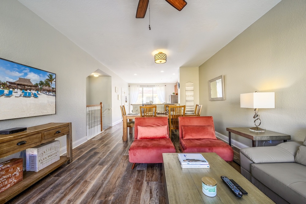 Casa Bella Townhome 3 Bedroom Condo by RedAwning