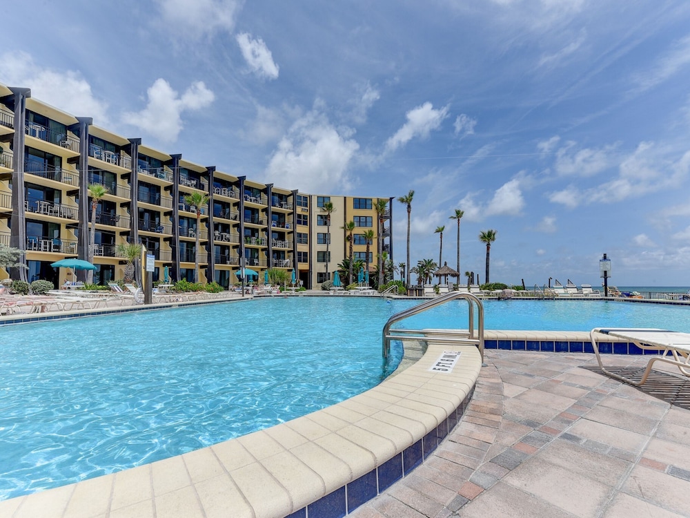 Hawaiian Inn by Distinctive Beach Rentals