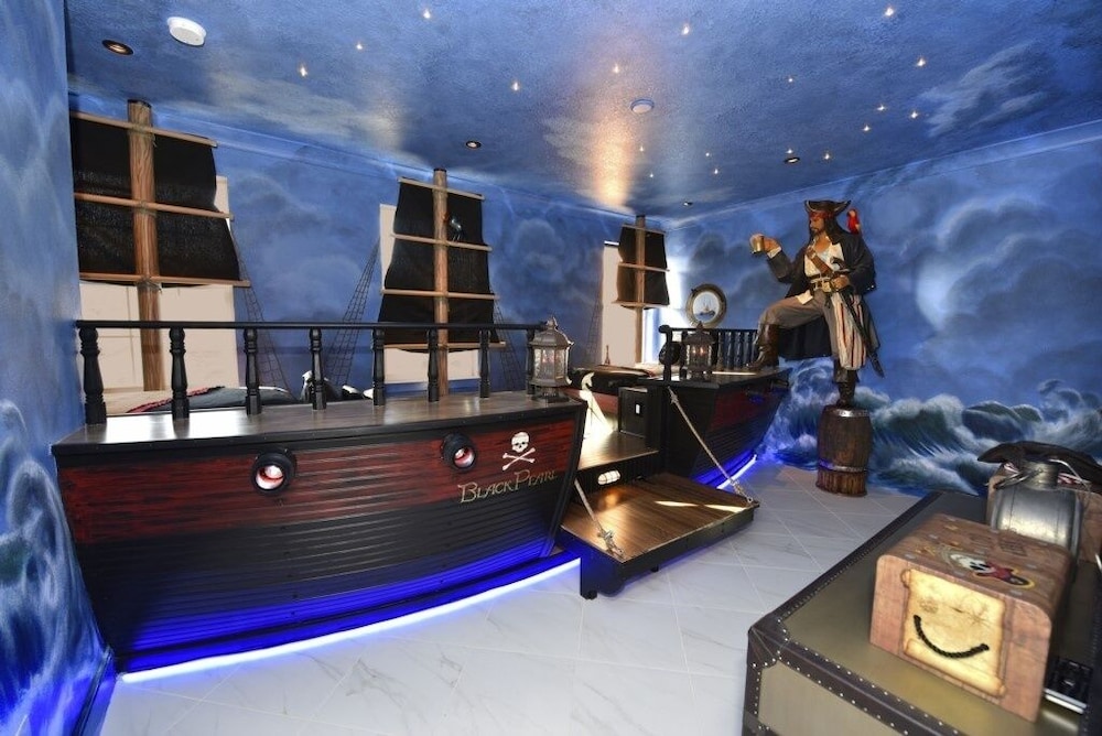 Pirates Dream Home! Fun For All! 3 Bedroom Townhouse by RedAwning