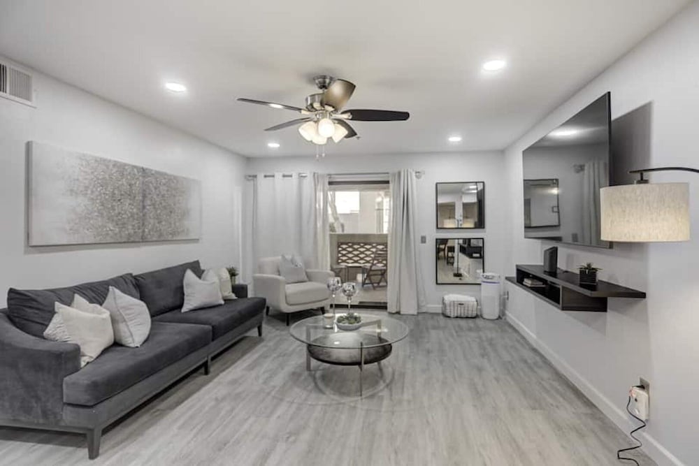 Executive 2 Bdrm Condo in the Heart of Biltmore!