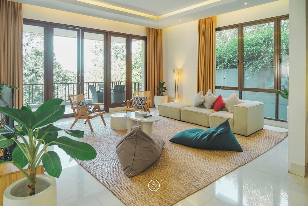 Jasmine Cozy Villa 3 BR Heated Pool and Billiard