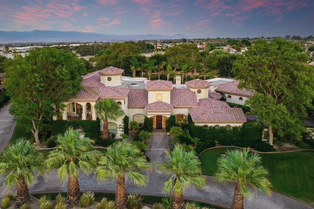 Villa Verbena by Avantstay Expansive Estate w/ B-ball Court, Pool/spa & Entertainer's Yard