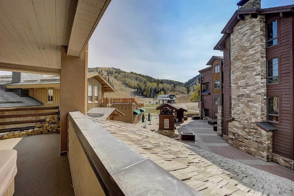 Mont Cervin by Avantstay Lift-view Hot Tub + Stone Fireplace Ski-in/out