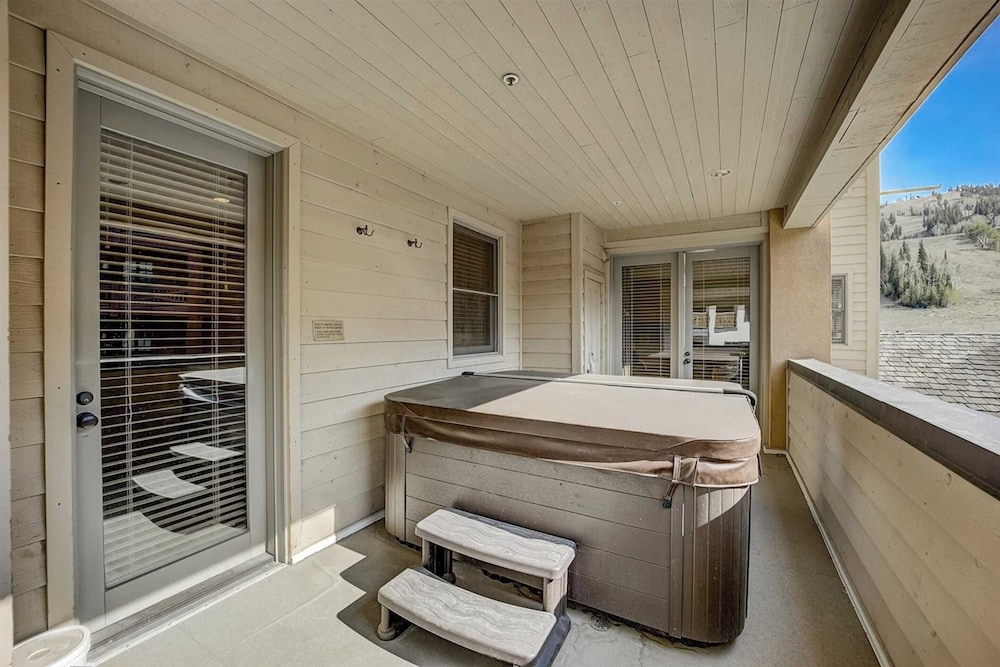 Mont Cervin by Avantstay Private Hot Tub + Fireplace Walk to Ski-in/ski-out + Dining