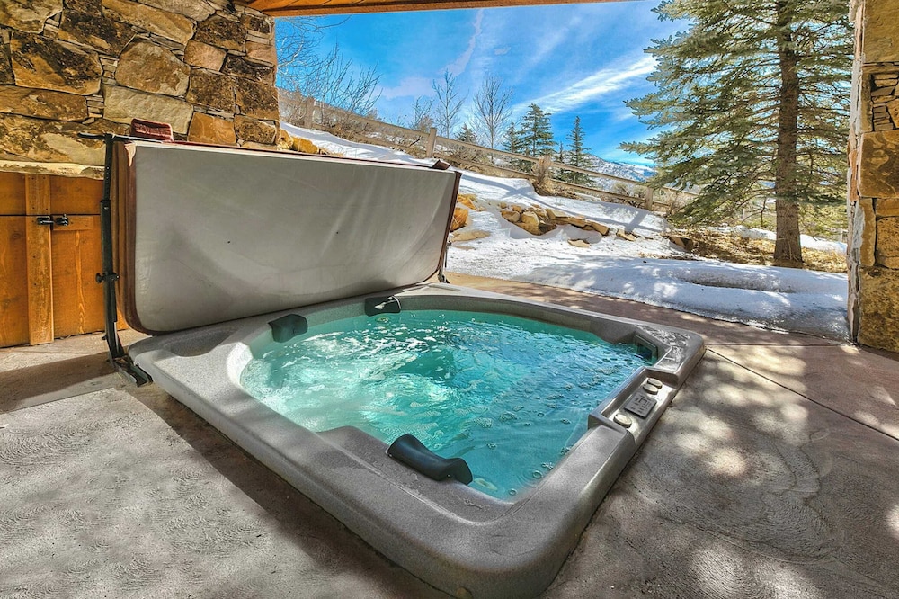 Telemark Luxury Retreat by Avantstay Stunning Views w/ Hot Tub, Theatre Room and Pool Table!