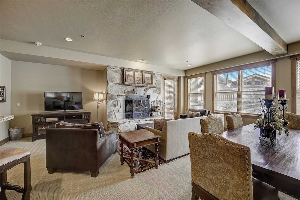 Mont Cervin by Avantstay Condo w/ Hot Tub + Jetted Tub + Fireplace Ski-in/ski-out