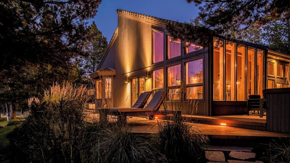 Sunriver by Avantstay Cozy Mountain Home w/ Indoor Pool and Hot Tub