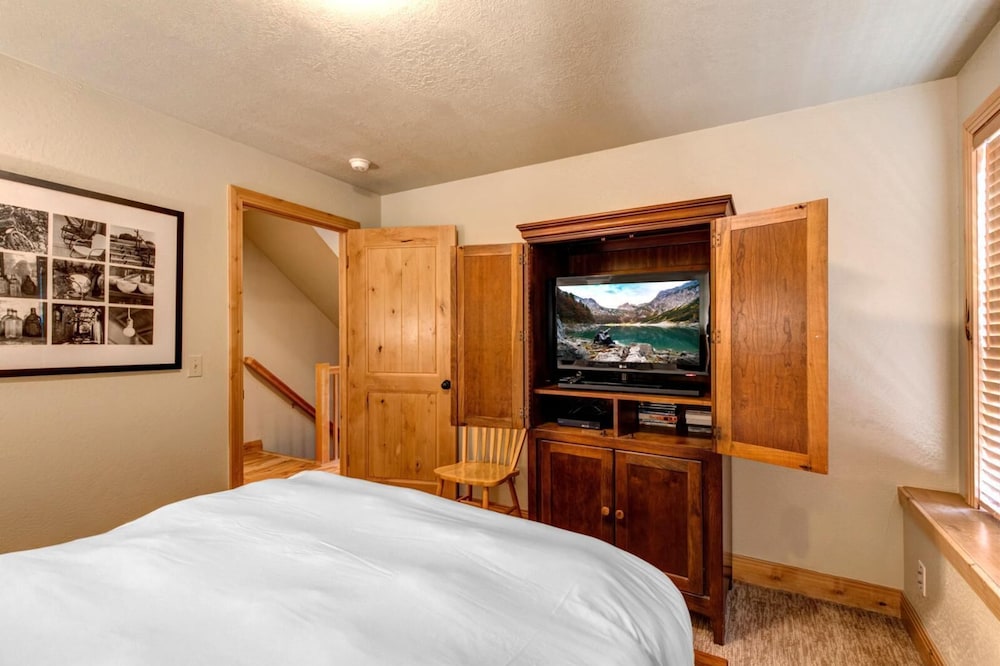 Empire Avenue Townhomes by KBM
