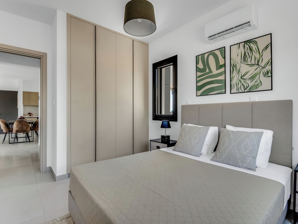 Sanders Elgio - Generous 2-bdr Apt w Balcony — фото 3