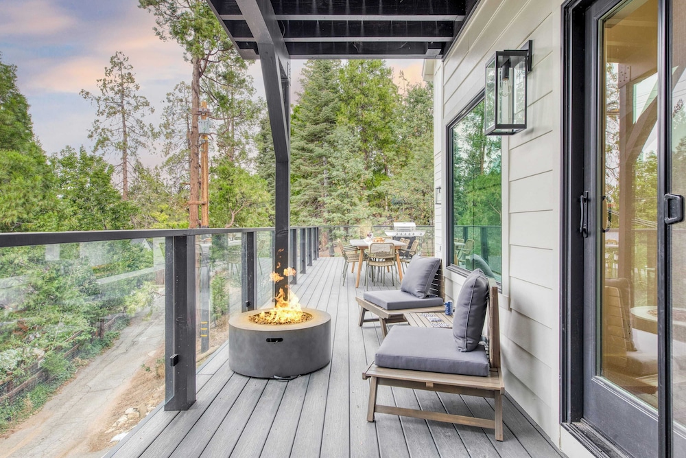Luxury Retreat, 5mins to the Lake Game Room + Fire Pit Howlite by Avantstay