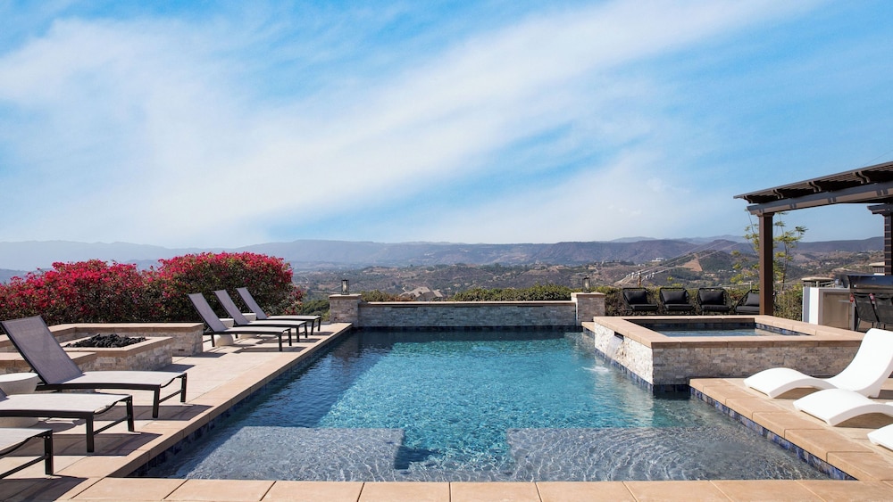 Modern Temecula Mansion w Pool, Hot Tub, Guest House & Valley Views Camila by Avantstay