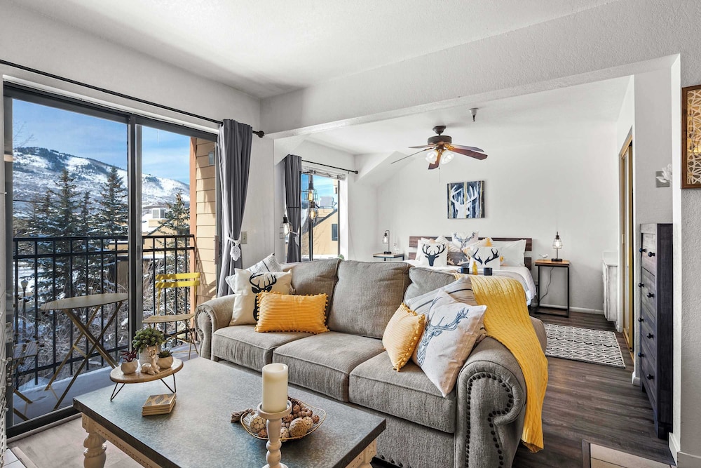 Cozy PC Condo Top Floor Studio