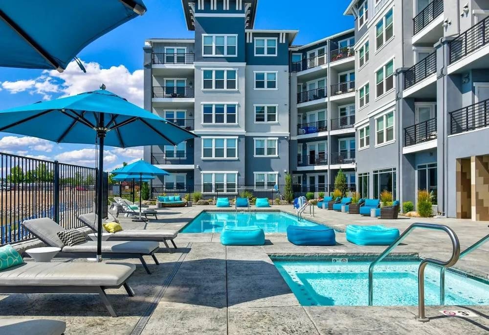 Chic Apt With Jacuzzi Pool Mountain Views — фото 5