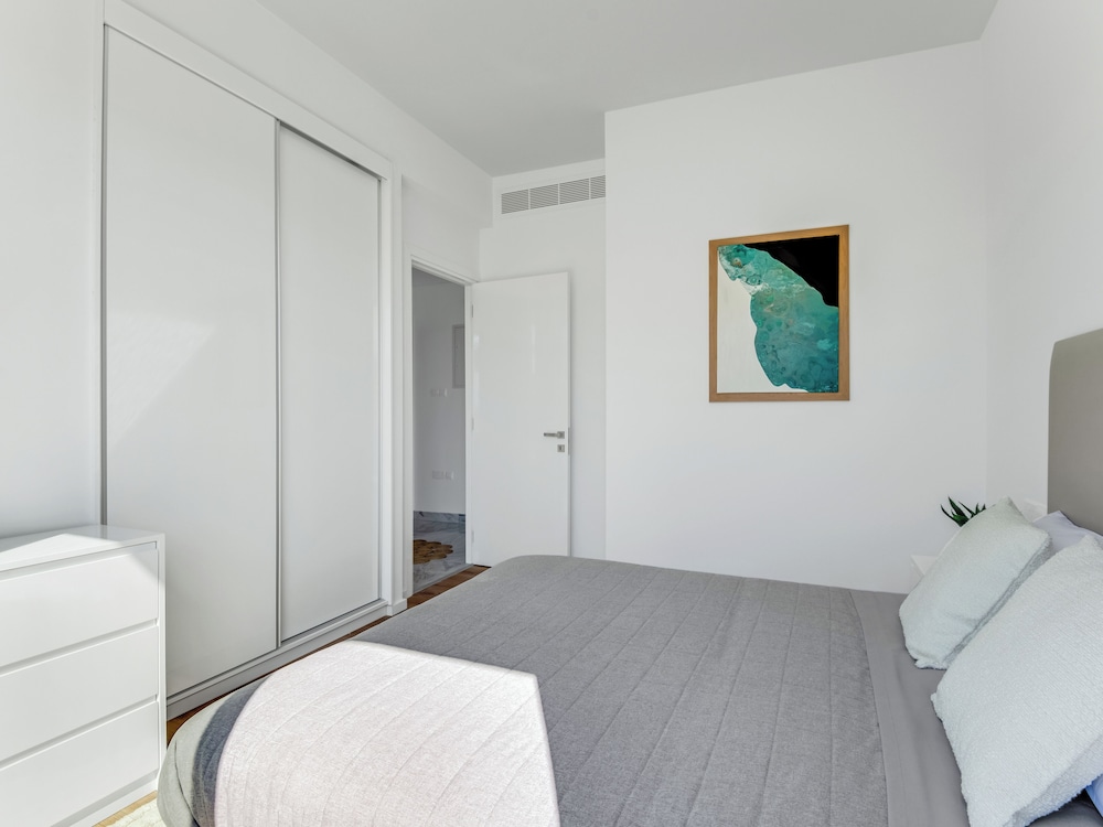 Sanders Olive - Chic 3-bdr Apt With Shared Pool — фото 3