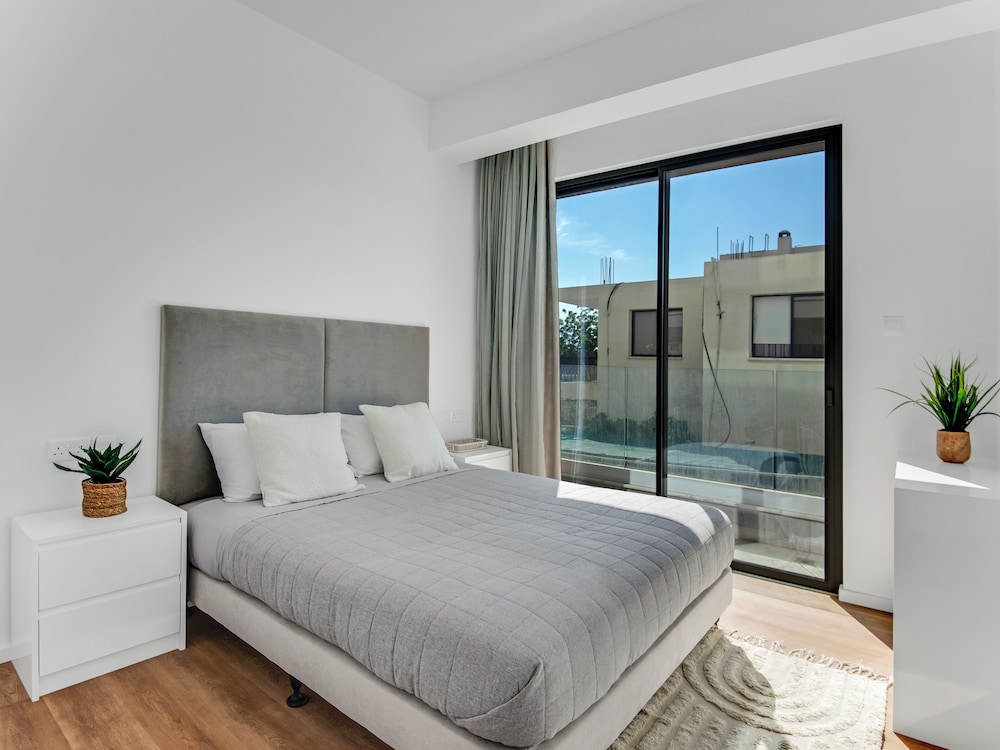 Sanders Olive - Chic 2-bdr Apt With Shared Pool — фото 2