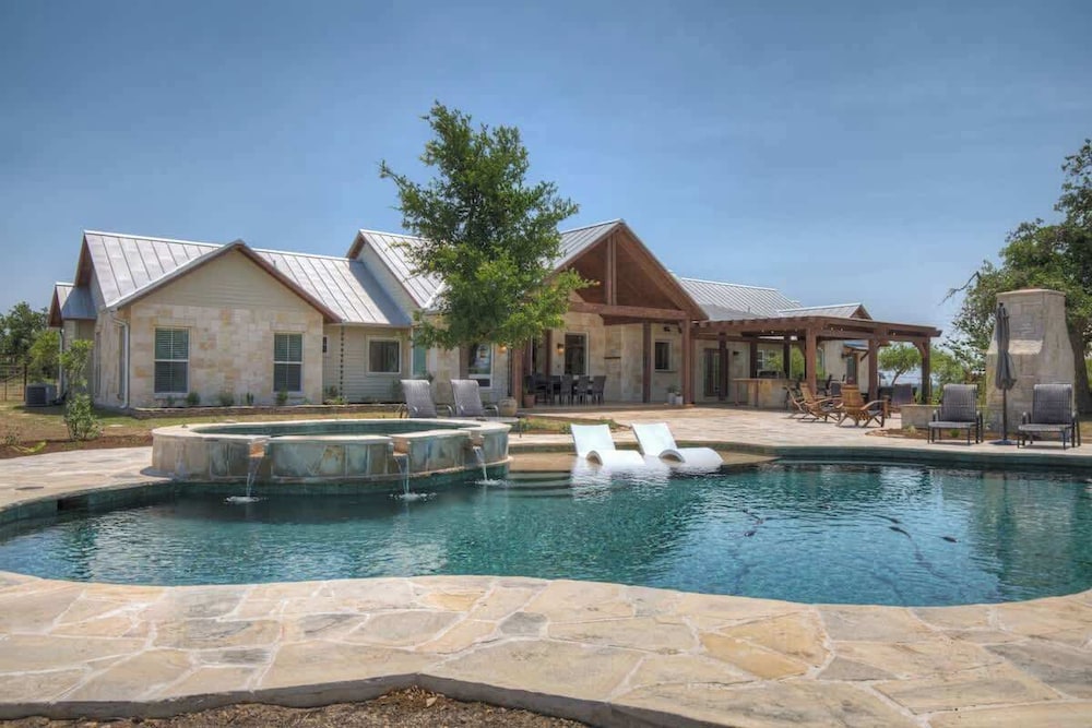 Luxury Homes! With a Pool-jacuzzi-outdoor Kitchen!