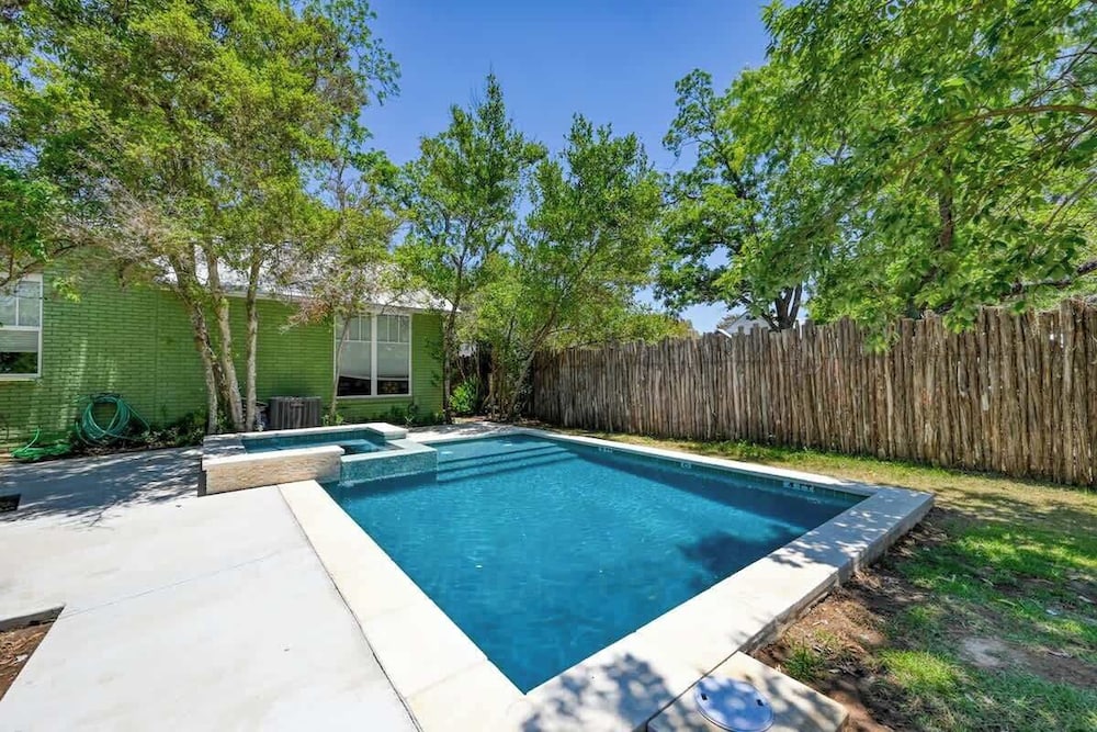 Clover Haus 2 Blks to Main St With Pool and Spa!