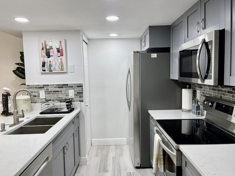 Grand Family 3BD Condo Apartment Near Disney Parks 10