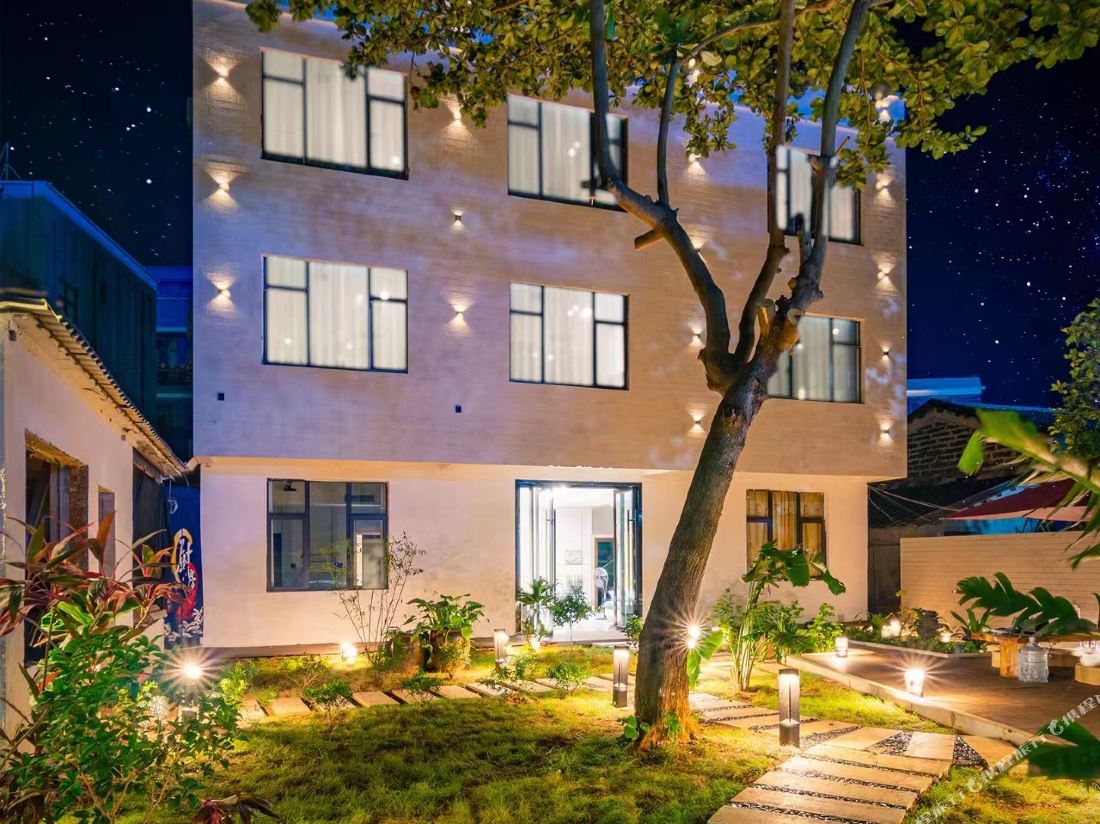 Weizhou Island Jiutong Light and Luxury B&B