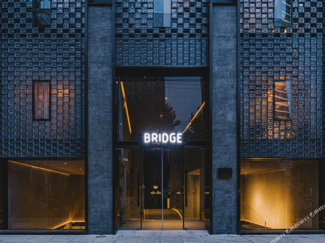 Neobridge Hotel