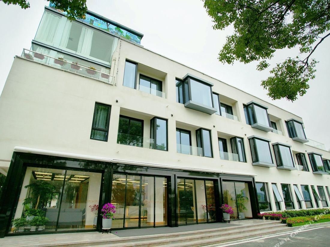 Qianhuju Yisuyinxiang Hotel