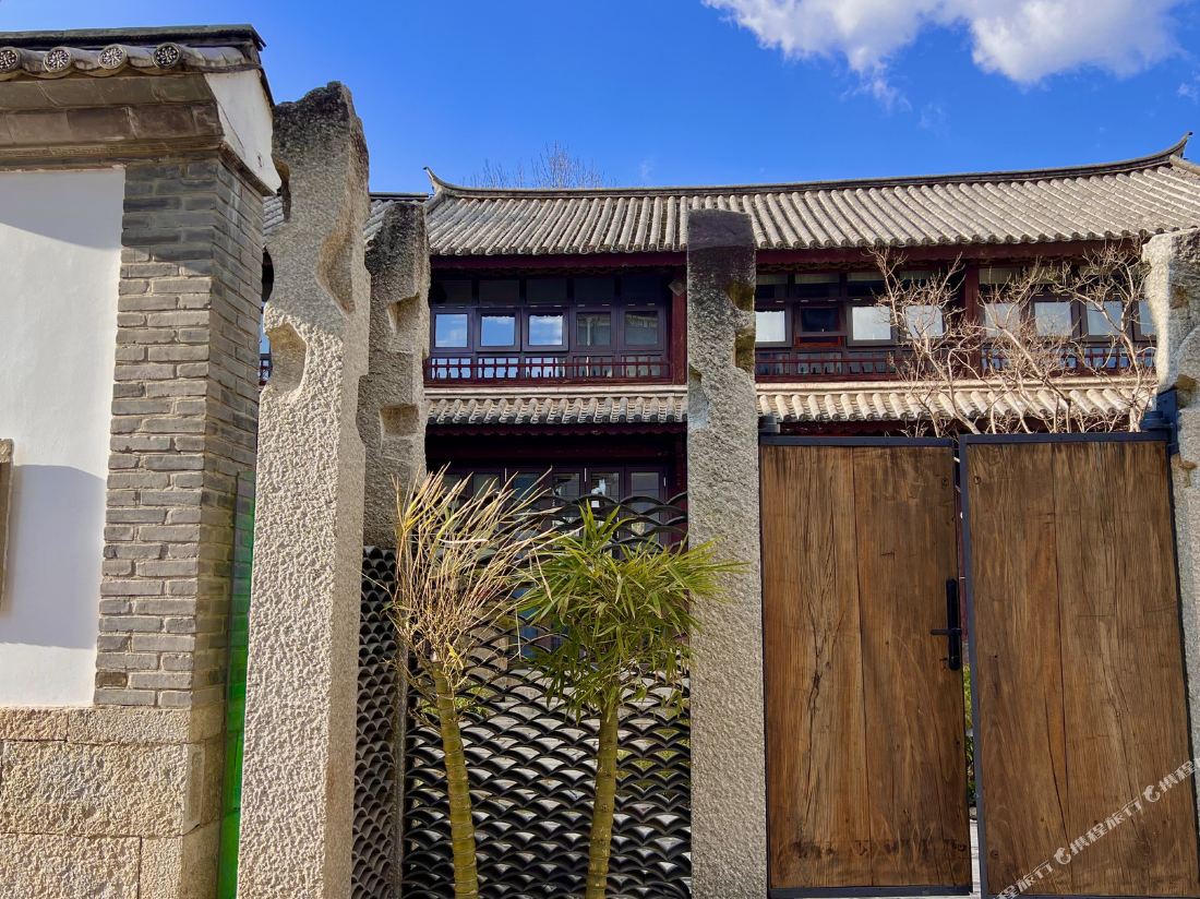 Xiyin Manjian Yinluxury Resort Hotel (Dali Ancient City South Gate City Building)