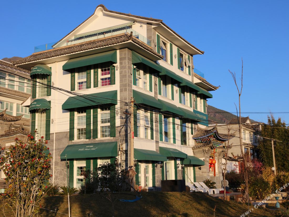 WhiteManor Hotel