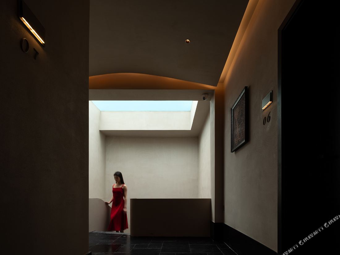 A corner hotel — фото 2