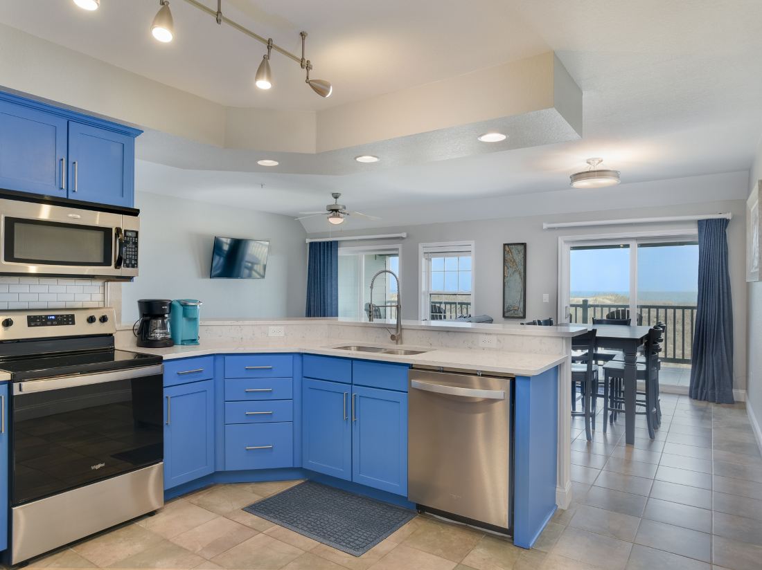 Oceanfront Deck and Community Pool - Inviting Coastal Sanctuary — фото 3