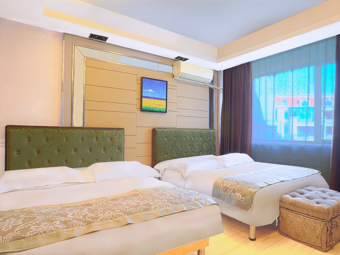 Platinum Apartment (Dalian Jinshitan Discovery Kingdom Light Rail Station)