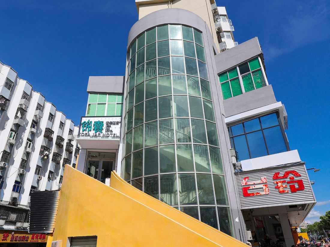 Jinnang E-Sports Pan-Entertainment Hotel (Baoan Daqianli Pingzhou Metro Station Branch)