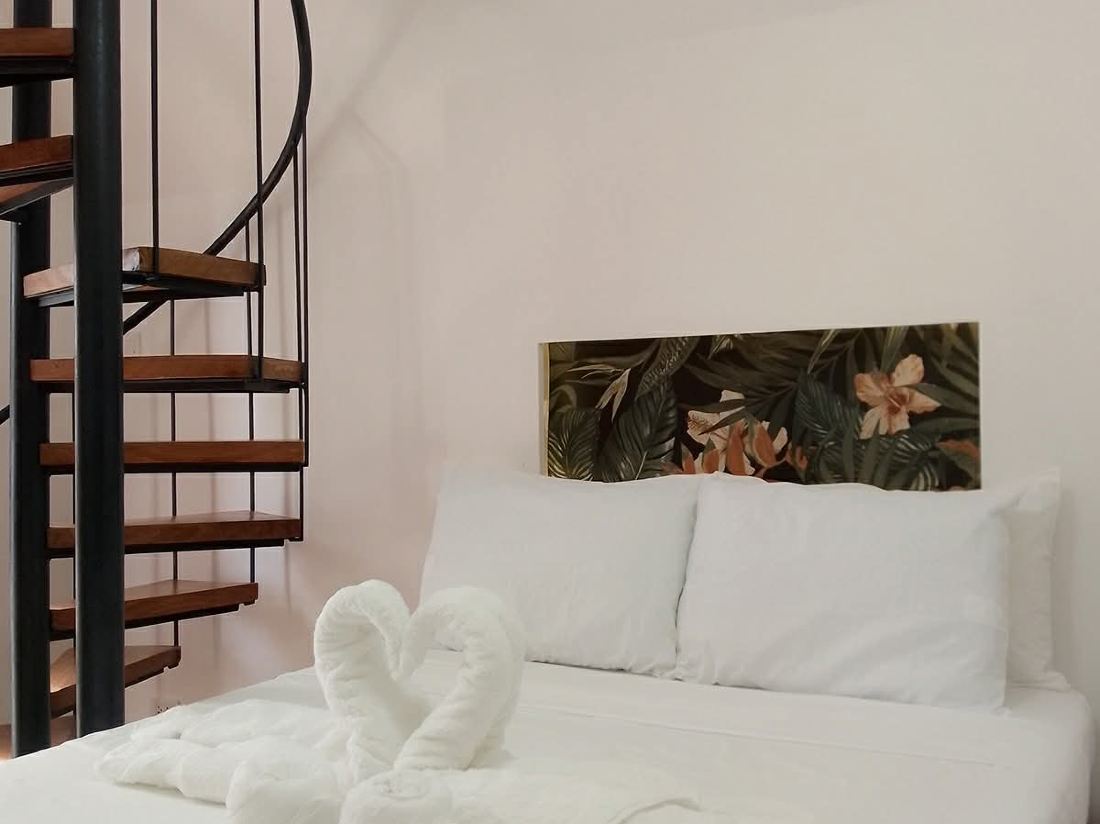 Tiny a-frame with comfortable bed, hot shower, aircon — фото 5