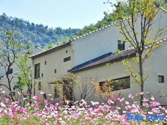 Amber Cloudia Villa Resort