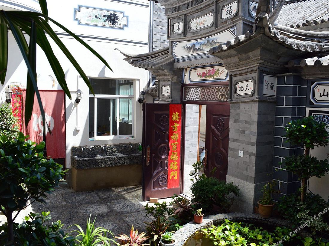 Weichi Xiaoyuan (Dali Ancient City Scenic Area Bohai Gate)