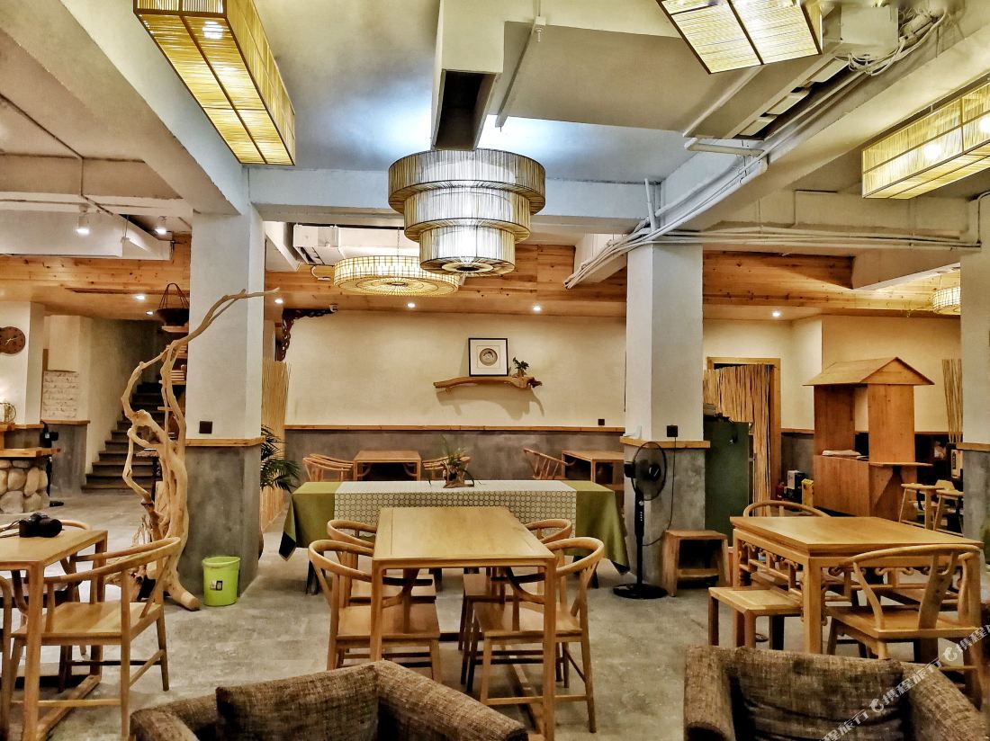 the Deyishe Inn in Thousand Island Lake