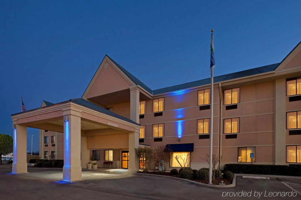 Brownwood Express Inn & Suites